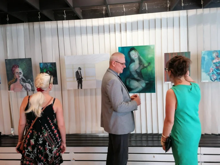 Zdjęcie przedstawia zajęcia praktyczne ze studiów podyplomowych z malarstwa i historii sztuki, obejmujące wystawę z sztukami wizualnymi.